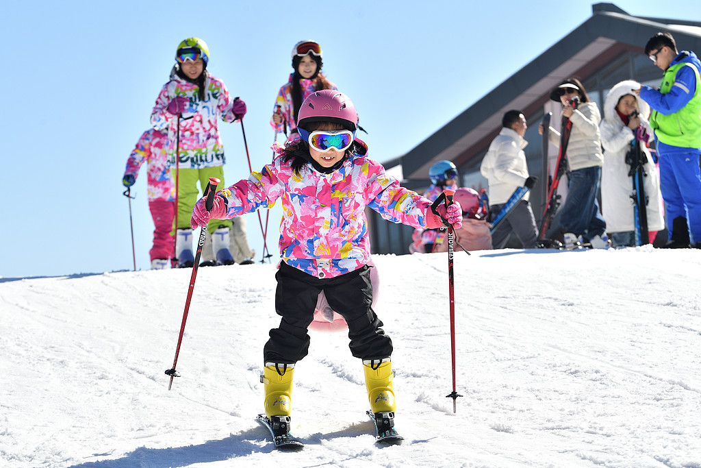 湖北保康：滑雪爱好者乐享冰雪运动