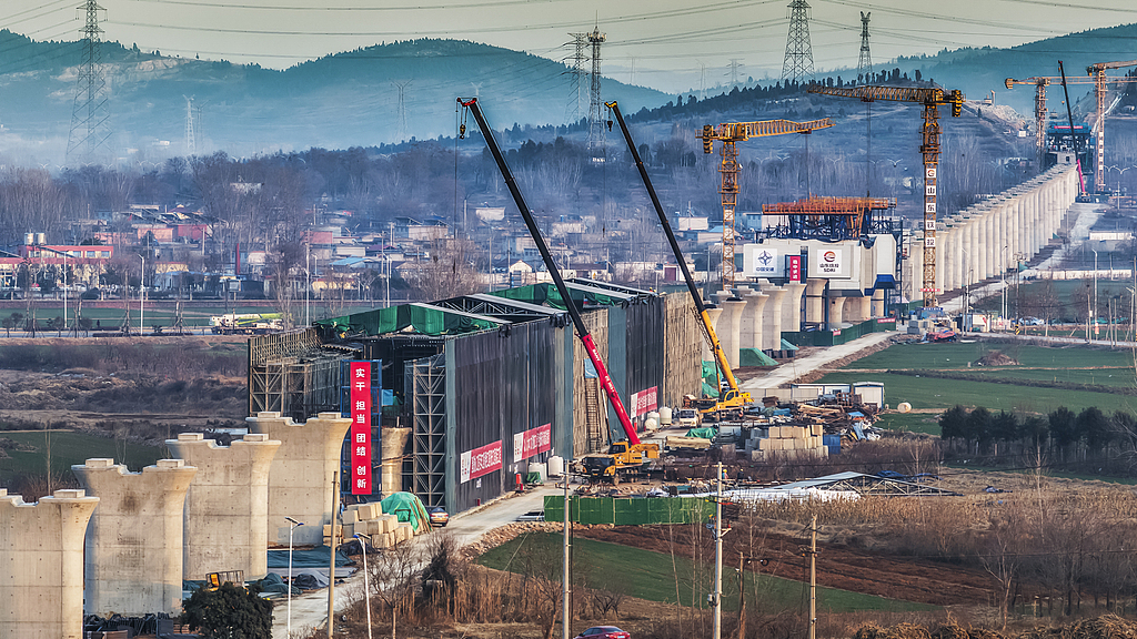 山东枣庄：济枣高铁建设正酣