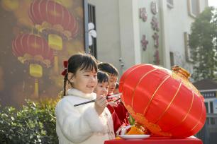 安徽合肥：儿童制作马年手工制品迎新年