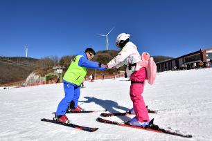 湖北保康：滑雪爱好者乐享冰雪运动