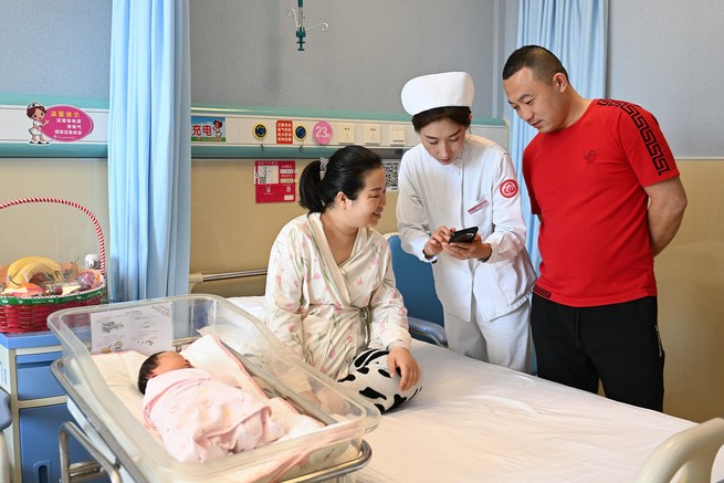 央广时评·回眸2025丨坚持“投资于人” 惠民生和促消费双向奔赴