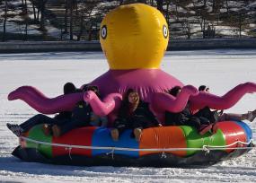 辽宁沈阳：游客体验冰雪运动