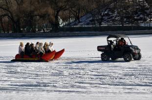 辽宁沈阳：游客体验冰雪运动