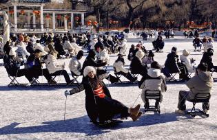 辽宁沈阳：游客体验冰雪运动