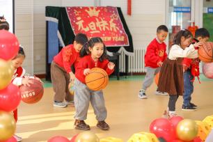 山东青岛：幼儿园开展亲子活动迎新年