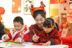 山东青岛：幼儿园开展亲子活动迎新年