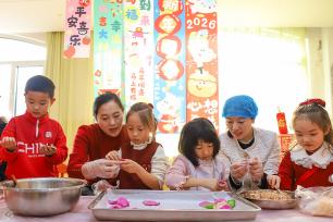 山东青岛：幼儿园开展亲子活动迎新年