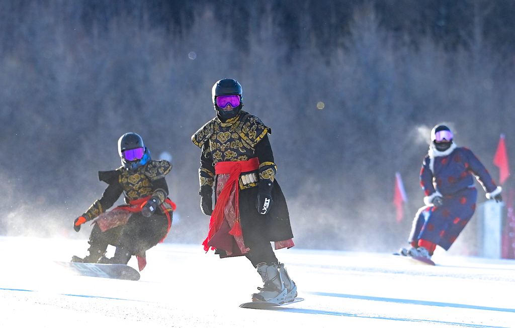 内蒙古阿尔山：滑雪爱好者“变装”疾驰