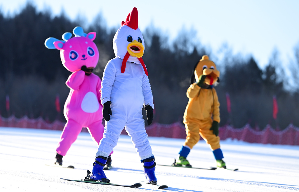 内蒙古阿尔山：滑雪爱好者“变装”疾驰