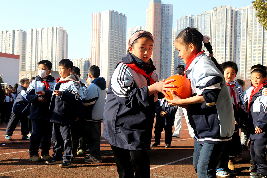 江苏连云港：小学生参加趣味运动会