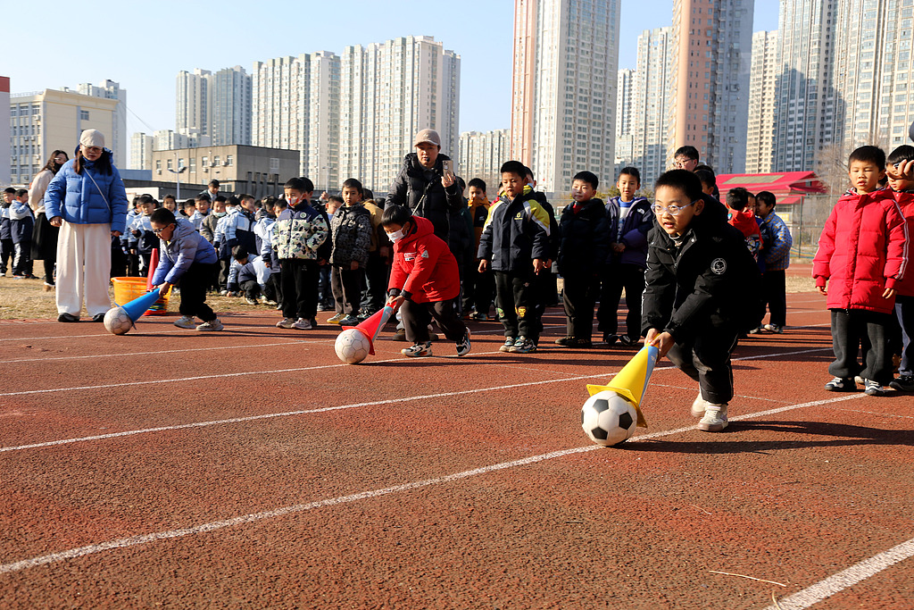 江苏连云港：小学生参加趣味运动会