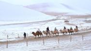 甘肃敦煌：游客踏雪赏景