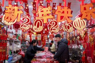 山东枣庄：年货市场烟火升腾