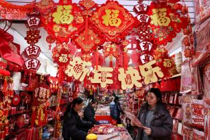 山东枣庄：年货市场烟火升腾