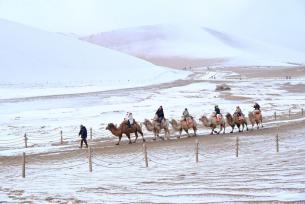 甘肃敦煌：游客踏雪赏景
