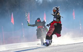 内蒙古阿尔山：滑雪爱好者“变装”疾驰