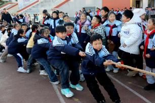 江苏连云港：小学生参加趣味运动会