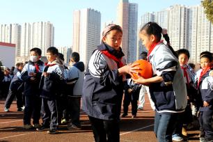江苏连云港：小学生参加趣味运动会