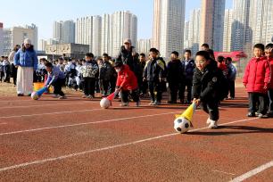 江苏连云港：小学生参加趣味运动会