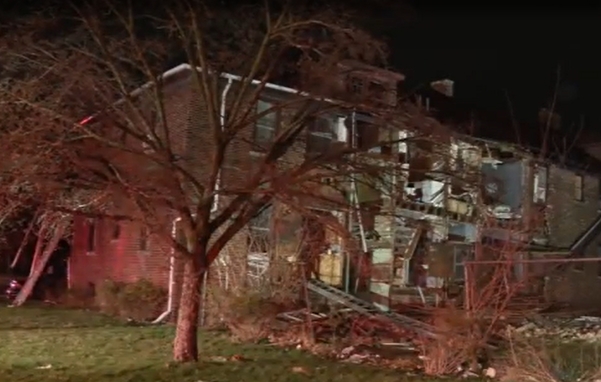 美国一栋公寓突然爆炸致12伤 楼内居民纷纷从窗户逃生