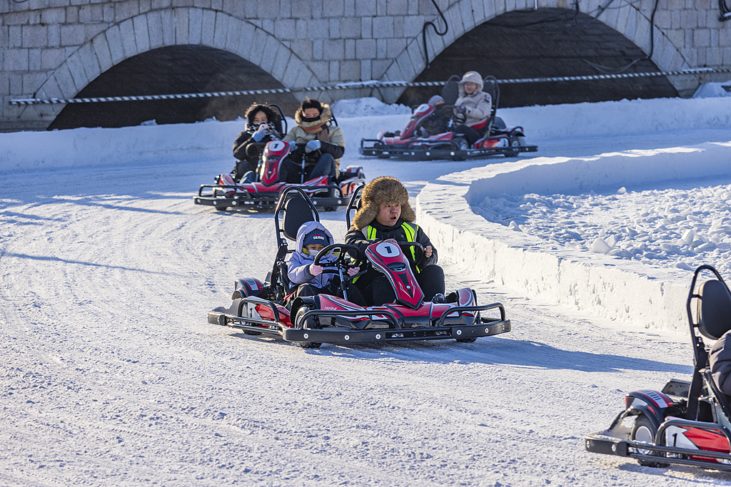 吉林：游客乐享冰雪运动
