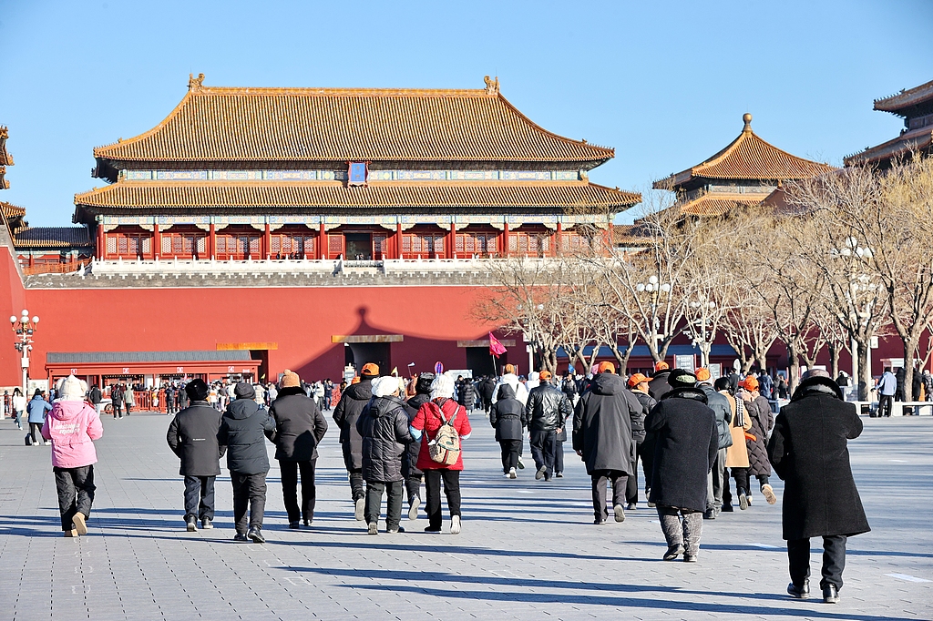 北京：元旦假期 故宫博物院游人如织