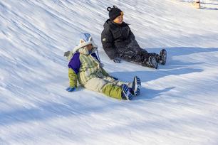 吉林：游客乐享冰雪运动
