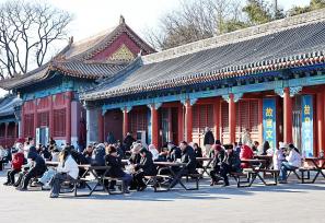 北京：元旦假期 故宫博物院游人如织