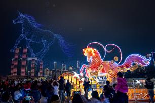 重庆：无人机灯光秀演绎马年浪漫