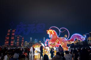 重庆：无人机灯光秀演绎马年浪漫