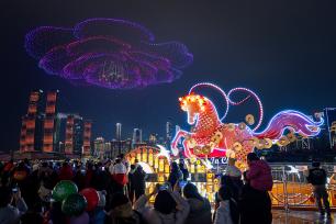 重庆：无人机灯光秀演绎马年浪漫