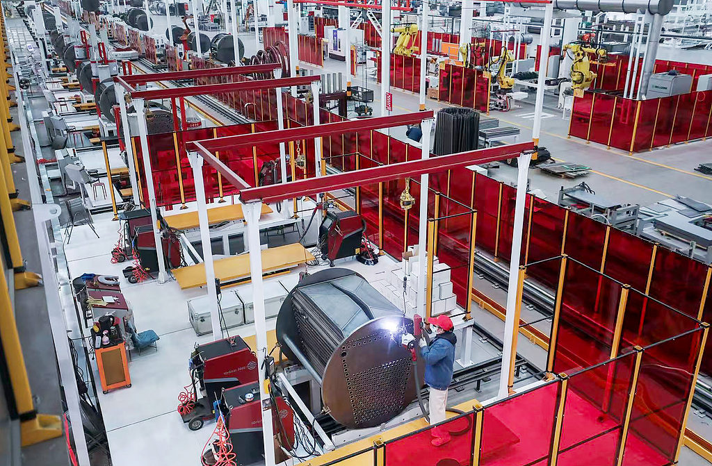 浙江湖州：工人在生产车间赶制订单