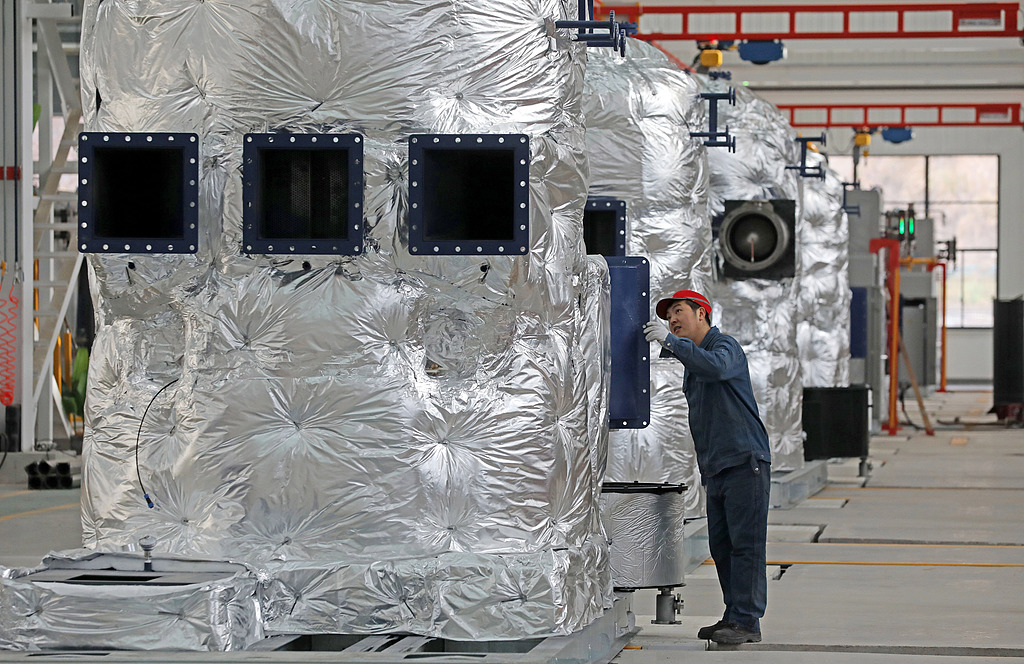 浙江湖州：工人在生产车间赶制订单