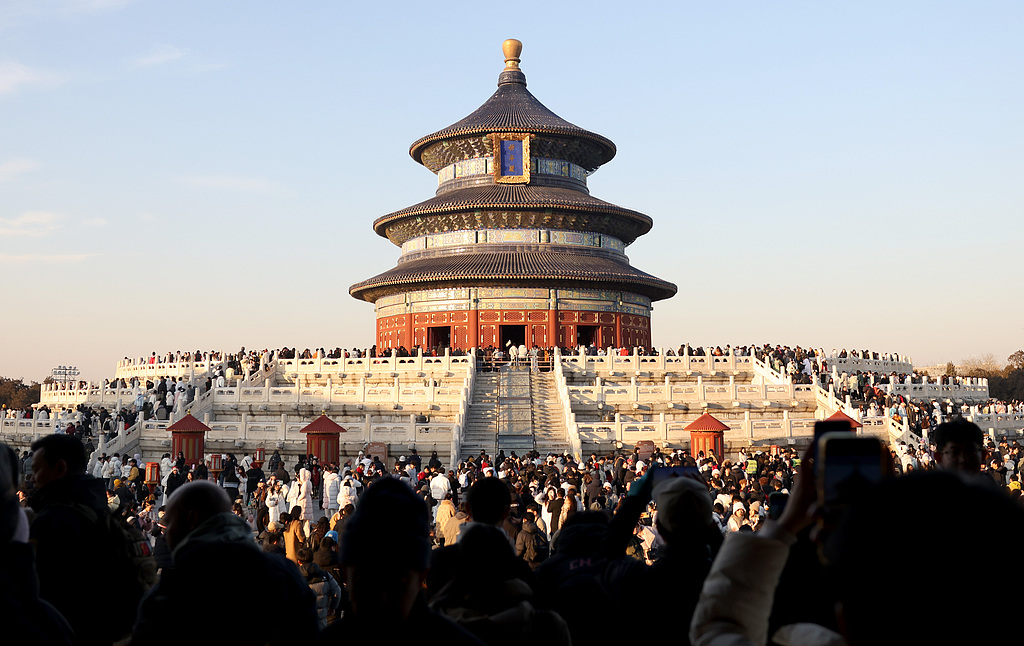 北京：游客在天坛公园游览拍照