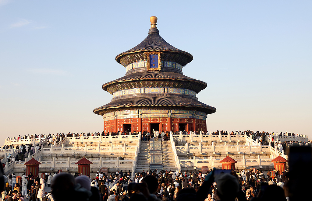 北京：游客在天坛公园游览拍照