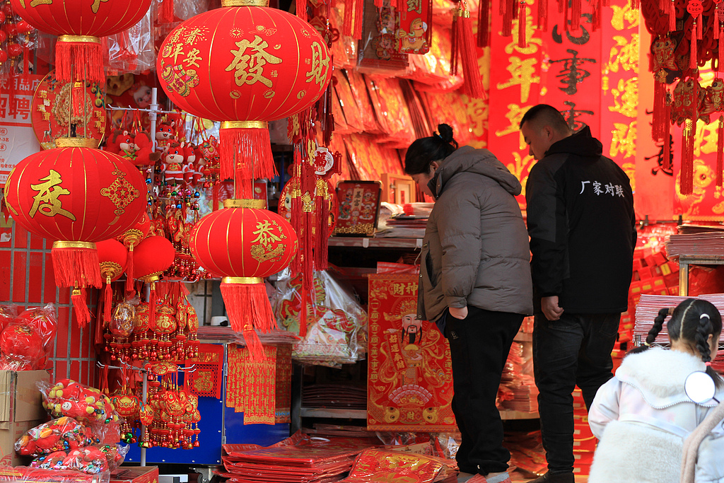 江苏淮安：市民选购新年饰品