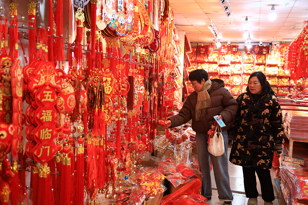 江苏淮安：市民选购新年饰品