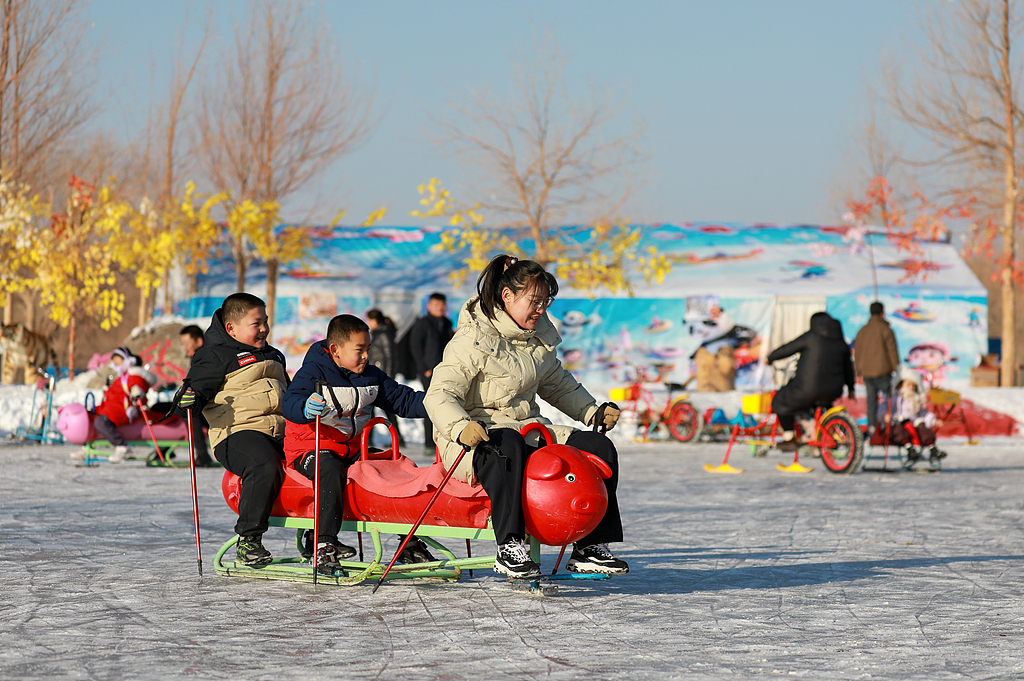 甘肃酒泉：游客体验趣味冰雪项目