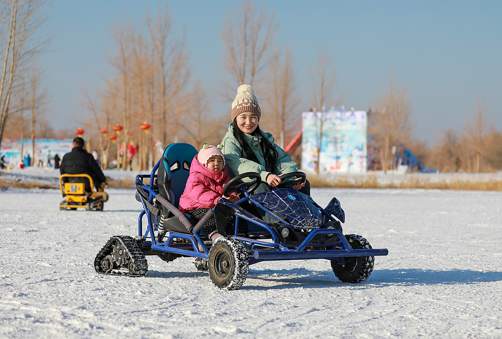 甘肃酒泉：游客体验趣味冰雪项目