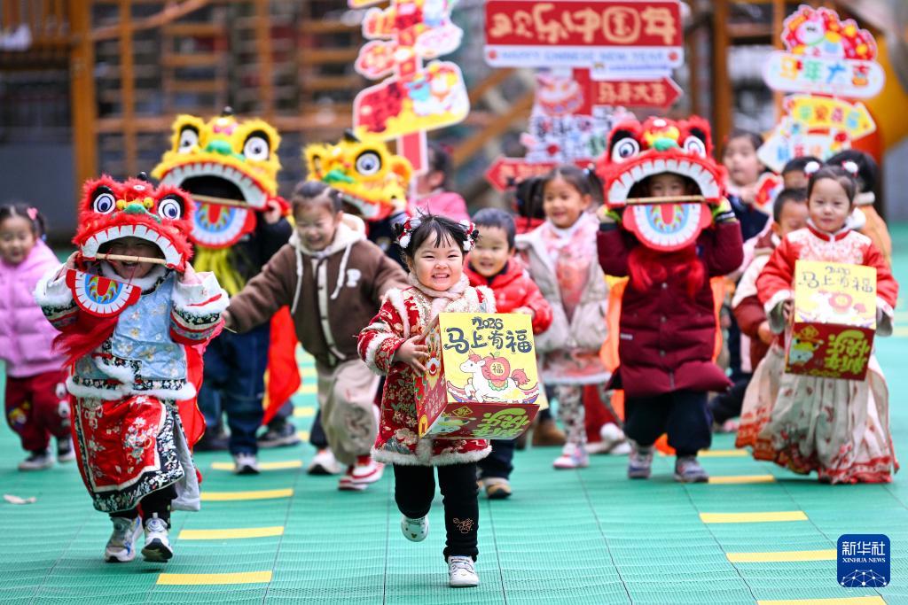 海外网评：奋斗创造“马到成功”新一年