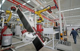 浙江湖州：工人在生产车间赶制订单