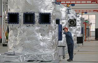 浙江湖州：工人在生产车间赶制订单