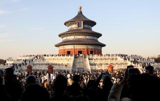 北京：游客在天坛公园游览拍照