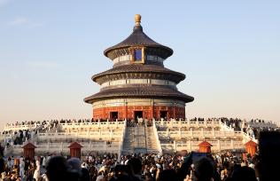 北京：游客在天坛公园游览拍照