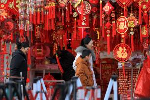 江苏淮安：市民选购新年饰品