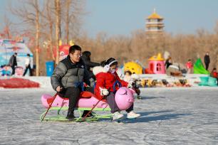 甘肃酒泉：游客体验趣味冰雪项目