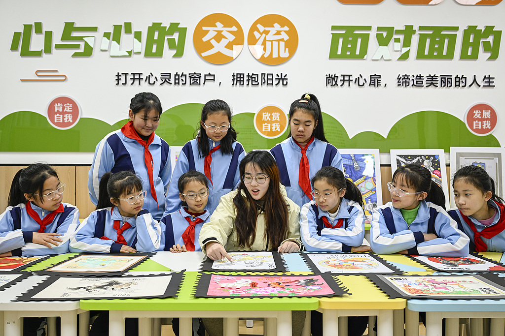 安徽合肥：学生绘制马年生肖邮票