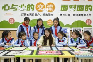 安徽合肥：学生绘制马年生肖邮票