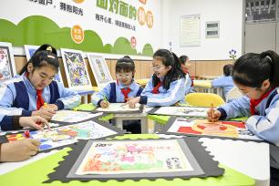 安徽合肥：学生绘制马年生肖邮票