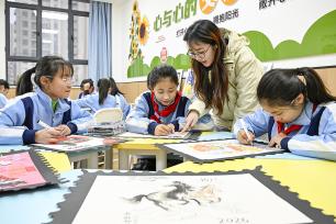 安徽合肥：学生绘制马年生肖邮票